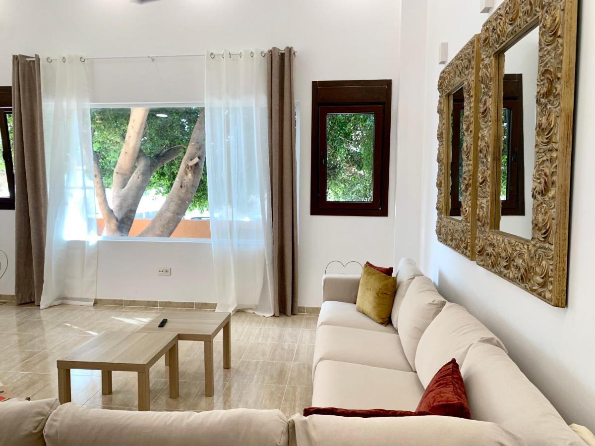 AMPLIA VIVIENDA NEW para12 pers a 4 min caminando de PLAYA con Terraza, Piscina Com, Wifi, Ventiladores de techo, Lavavajillas Roquetas de Mar Exterior foto